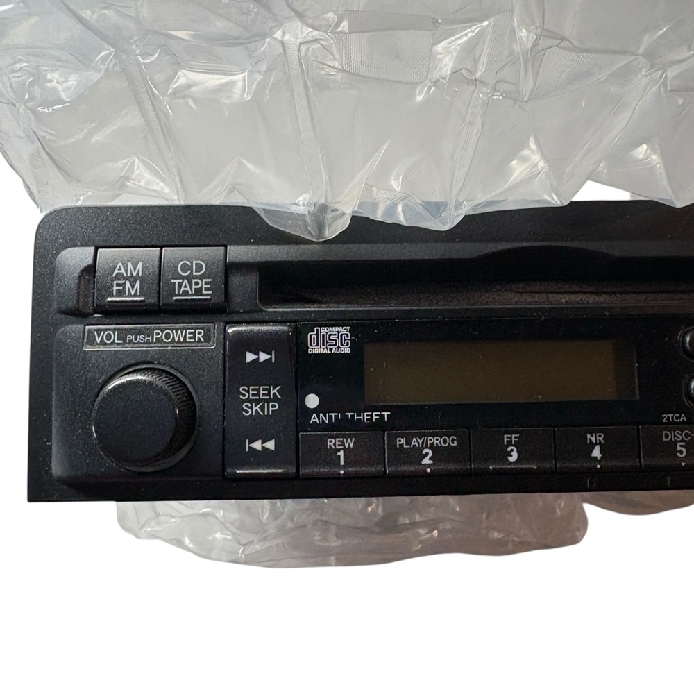 Honda Accessory Ref.No.MF624AA
AM FM CD